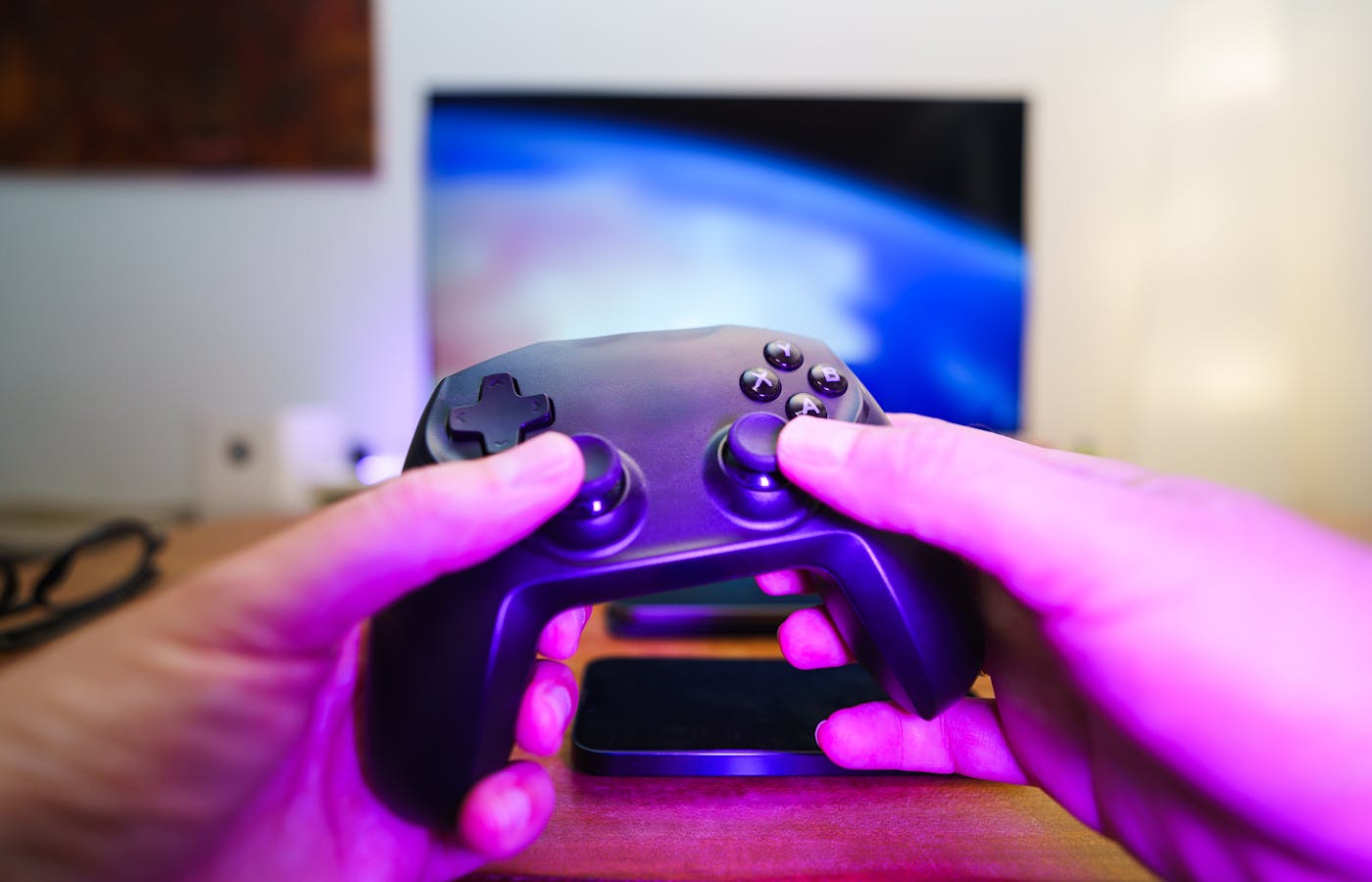 客厅屏幕前以手柄操作游戏的场景