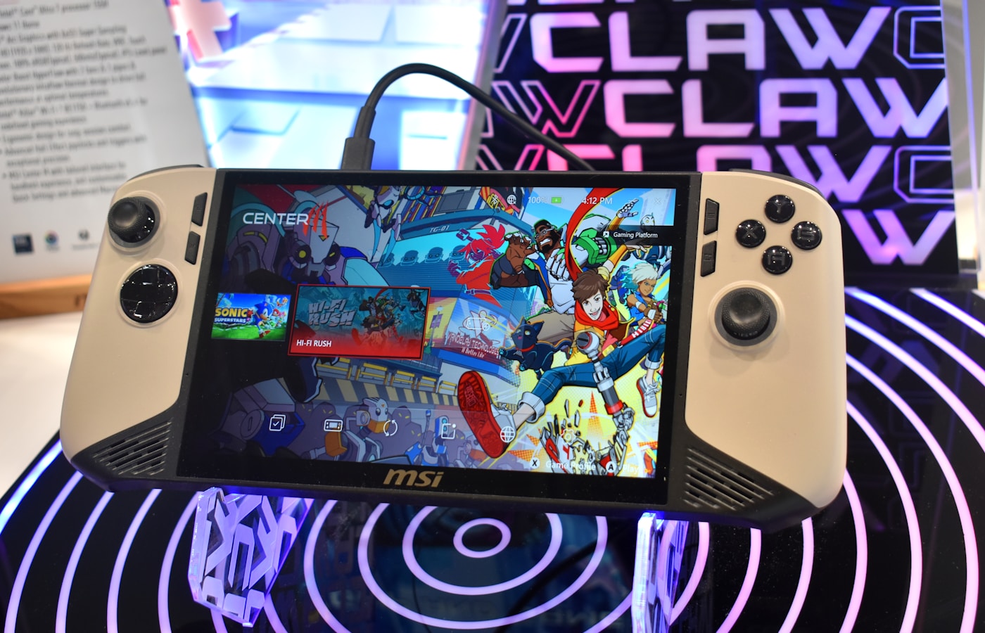 掌机设备展示带有游戏界面的屏幕